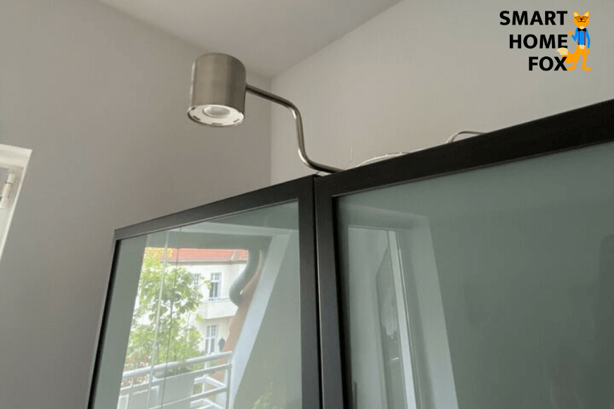 Man sieht die Urshult Schranklampe auf einem Schrank. 